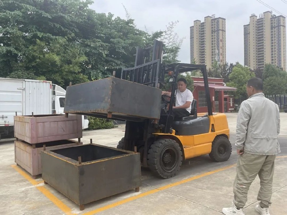 学习之路风雨无阻——领秀叉车班学员冒雨训练热情不减